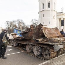 Incidentai prie rusų tanko tęsiasi: šįkart sulaikytas vyras, purškęs dažais