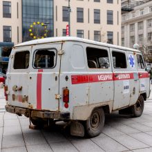 Vilniuje galima pamatyti kulkų suvarpytą greitosios automobilį iš Ukrainos