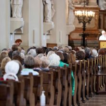 Tikintieji ragina bažnyčios vadovybę tirti dvasininkų seksualinio smurto atvejus