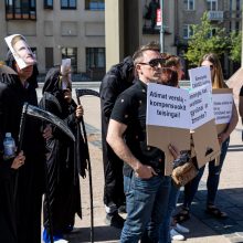 Prie Seimo – piketas: ragina nedrausti kailinių žvėrelių verslo