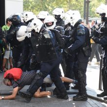 Paryžiuje – vėl neramu: protestuotojus policija vaikė ašarinėmis dujomis