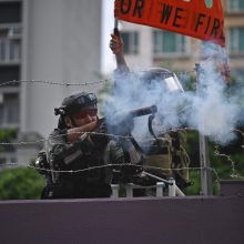 Honkonge policija į protestuotojus vėl paleido ašarines dujas