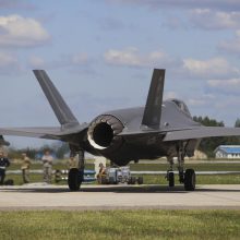 Siunčia žinią Rusijai: į Lietuvą atskrido patys pažangiausi JAV naikintuvai