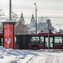 Atnaujinta tvarka viešajame transporte: leidžiama užimti ir stovimas vietas