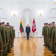 G. Nausėda kariūnams suteikė leitenanto laipsnius