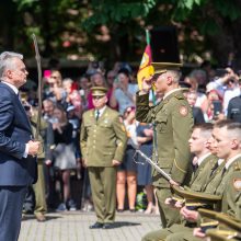 G. Nausėda kariūnams suteikė leitenanto laipsnius