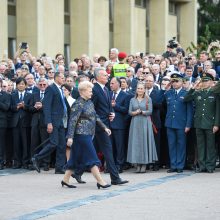 G. Nausėda pasveikino karinį paradą: pilietiški žmonės – saugumo garantas