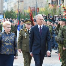 G. Nausėda pasveikino karinį paradą: pilietiški žmonės – saugumo garantas