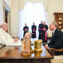 G. Nausėda susitiko su popiežiumi: perdavė Lietuvos žmonių linkėjimus