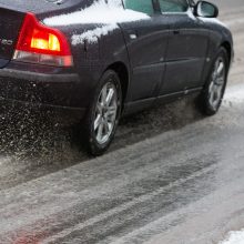 Įspėja vairuotojus: keliuose dar yra sniego provėžų