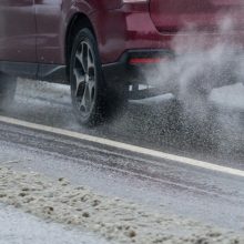 Kelininkai įspėja: naktį eismo sąlygas sunkins rūkas ir plikledis