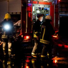 Šiaulių rajone užsiliepsnojo angaras su viduje esančia technika