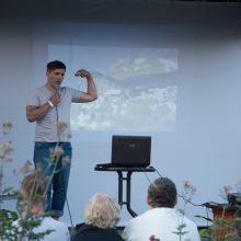 „Kvapų naktis“ VDU Botanikos sode subūrė ir užbūrė tūkstančius lankytojų