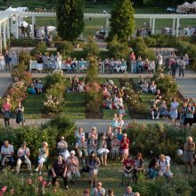 „Kvapų naktis“ VDU Botanikos sode subūrė ir užbūrė tūkstančius lankytojų