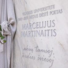 VU M. K. Sarbievijaus kieme atidengta atminimo lenta poetui M. Martinaičiui