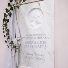 VU M. K. Sarbievijaus kieme atidengta atminimo lenta poetui M. Martinaičiui