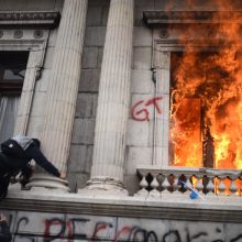Gvatemalos sostinėje protestuotojai padegė parlamento pastatą