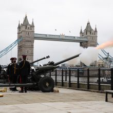 Britai mirusį princą Philipą pagerbė patrankų salvėmis ir tylos minute