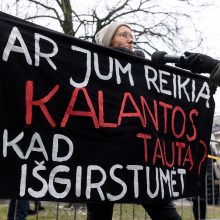 Sausio 13-osios minėjimas – triukšmingas: premjerė kalbą sakė su ašarom, protestuotojai rėkė „Gėda!“