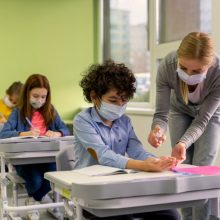 Profsąjungos: apmokestinus testus, kiltų rizika, kad dalis pedagogų išeitų iš darbo