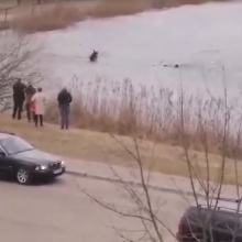 Žmonės nufilmavo, kaip ugniagesys per ledą laužėsi prie skęstančio vyro