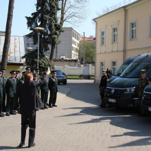 Tarnybiniams šunims pervežti pasieniečiai pirko naujus autobusiukus