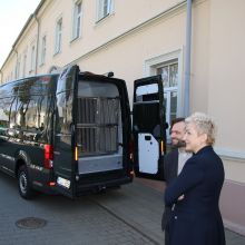 Tarnybiniams šunims pervežti pasieniečiai pirko naujus autobusiukus