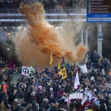 Klimato aktyvistai blokavo vieną pagrindinių kelių į Hagą