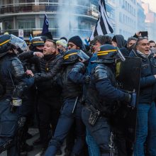 Prancūzai nerimsta: Paryžiuje – nauji protestai prieš E. Macroną