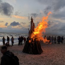 Baltijos jūros pakrantę nušvietė simboliniai laužai