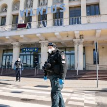 Į karantiną bus uždaromi visi atskridusieji į Vilnių, viešbučius saugos policija