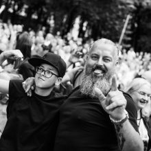 Grupė „ROYCE“ triukšmingai pažymėjo veiklos 10-metį: Klaipėdos koncertų salės vasaros terasoje susirinko minia klausytojų