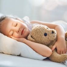 Mokyklinis miego režimas: kaip vaikams išvengti streso?