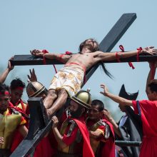 Biblinių kančių tradicijos Filipinuose: žmonės prikalami prie kryžiaus