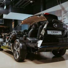Rygos automobilių muziejuje naujas eksponatas – perpjautas, bet važiuojantis