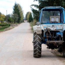 Kelyje Šiauliai–Palanga susidūrė sunkvežimis ir traktorius: pastarasis nulėkė į griovį
