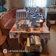 Nemenčinėje vyro namuose rasta nelegalaus alkoholio ir kontrabandinių rūkalų