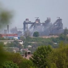 Ukraina praneša apie naujus aviacijos smūgius Mariupolio gamyklai „Azovstal“