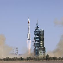 Trys Kinijos astronautai atskrido į šalies statomą kosmoso stotį