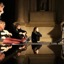 Istorija: kėdė Vičencos <span style=color:red;>(Italija)</span> teatro scenoje: 2012 m. E. Nekrošius prisėdo ant jos repetuojant Dantės „Dieviškąją komediją“. 