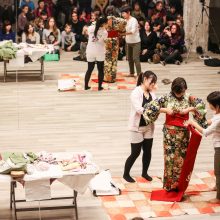 Tekančios saulės šalies ritualai: japonė kauniečius vyniojo į kimono