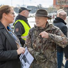 Surengė piketą prieš karjerą Pakarklės miške: beldėsi į tarybos narių sąžinę