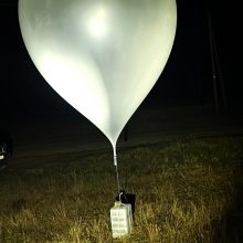Pasieniečiai perėmė kontrabandininkų balioną: juo iš Baltarusijos skraidintos cigaretės