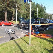 Vilniuje susidūrus penkiems automobiliams du žmonės žuvo, trys buvo prispausti