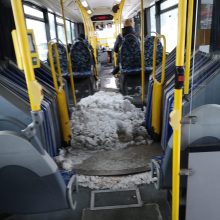 Keleiviai gūžčioja pečiais: sniego autobuso viduje – kaip lauke