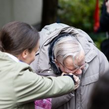 Pasveikinti V. Landsbergio su 91-uoju gimtadieniu prie namų susirinko bendražygiai ir draugai