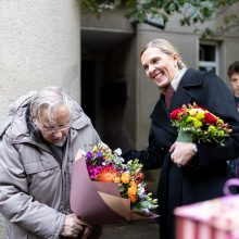 Pasveikinti V. Landsbergio su 91-uoju gimtadieniu prie namų susirinko bendražygiai ir draugai
