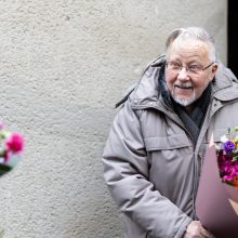 Pasveikinti V. Landsbergio su 91-uoju gimtadieniu prie namų susirinko bendražygiai ir draugai