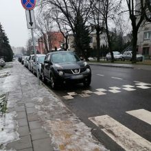 Kauniečiai plūsta dėl prie pėsčiųjų perėjos statomų automobilių: sekundė iki nelaimės!