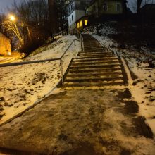 Slidūs laiptai Vilniuje gyventojams kelia siaubą: vyresnio amžiaus žmogui – „šakės“!
